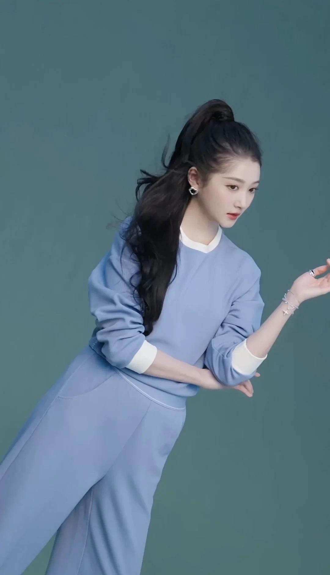 实况来啦🤩宝宝你美啊够了🫷晓彤我心疼你啊小脸瘦得尖尖尖尖尖了🥹一定要