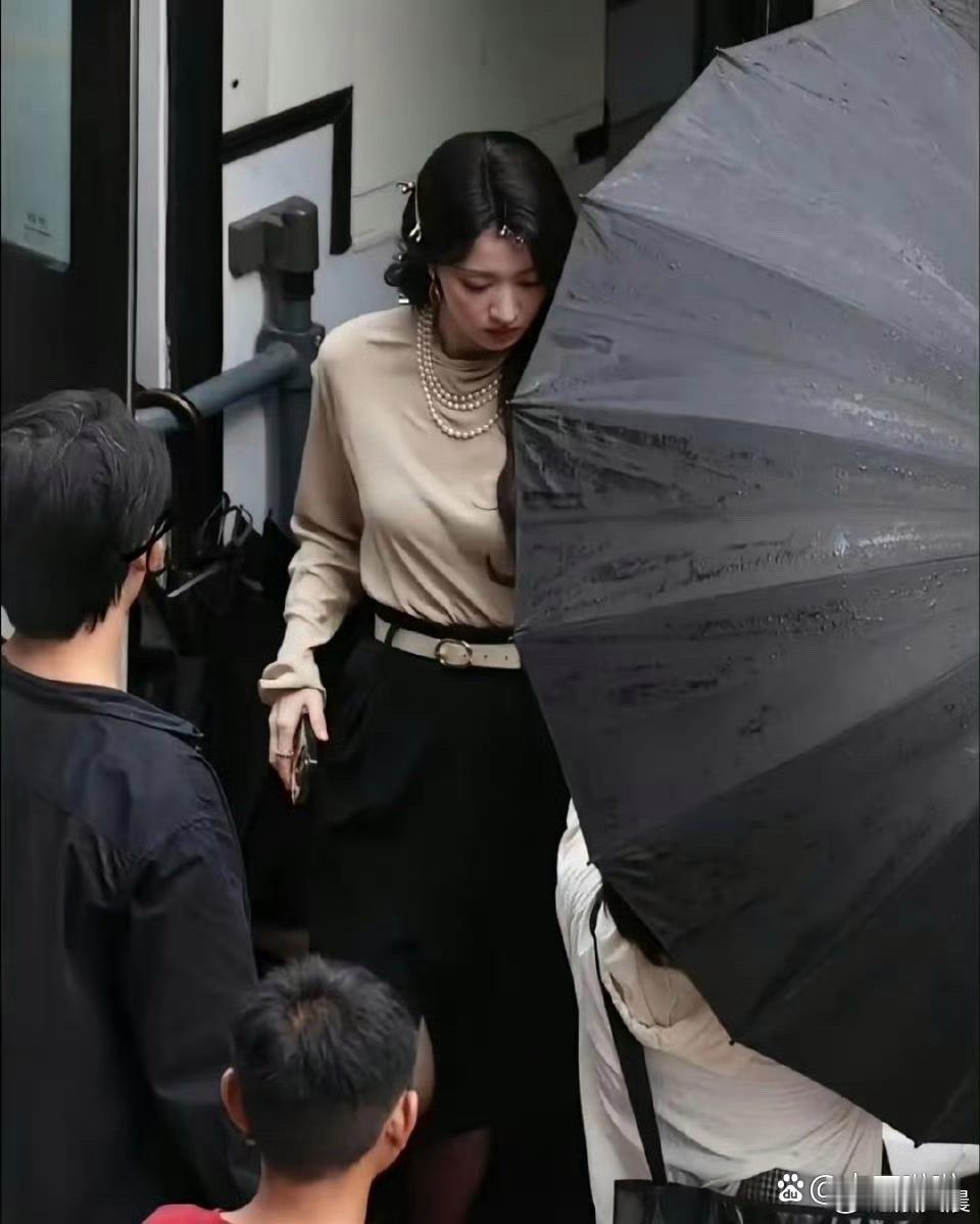 王楚然的黑丝造型太会了！若隐若现的氛围感被精准拿捏，性感又绝美，一眼就心动～