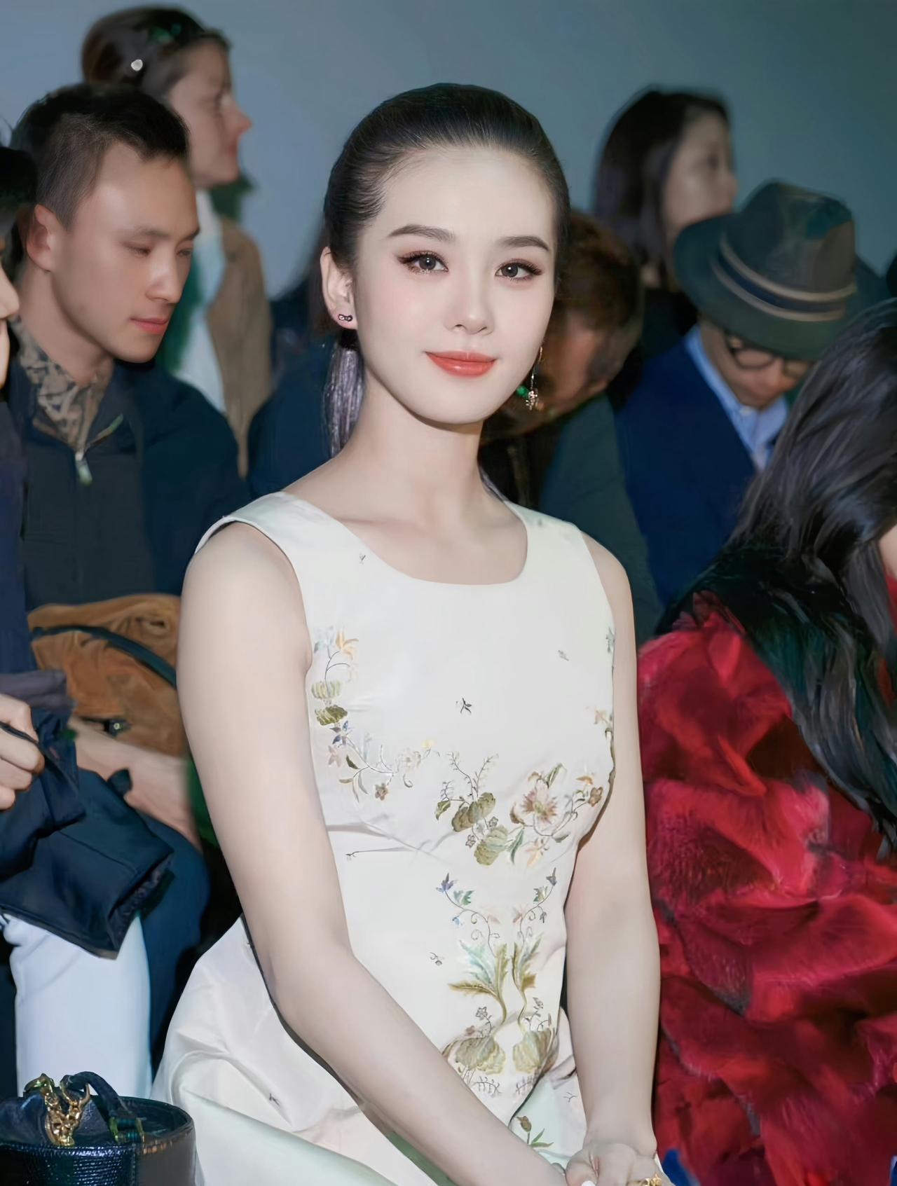 女明星贴头皮造型这个赛道刘诗诗坐评委席[doge]最检验骨相的贴头皮大光明妆造怎么能