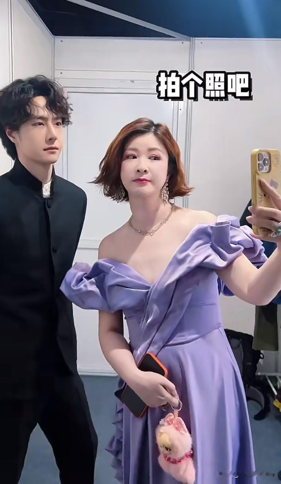 2月6日，王一博🧣之夜没入座，原来是被杜华拌住了脚，杜华在休息室拉着王一博合照