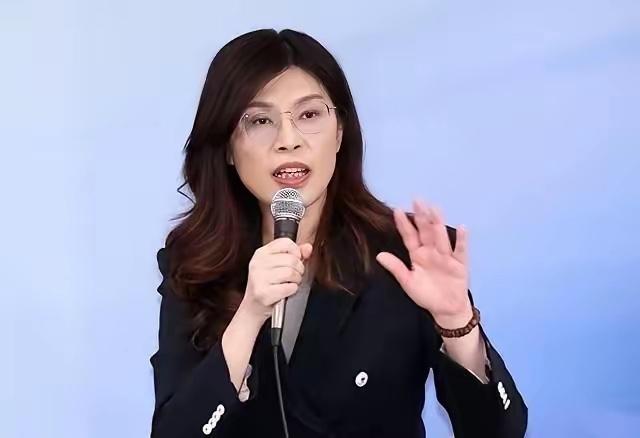 郑丽文现在估计肠子都悔青了。她给日本熊本地震捐了100万新台币。这笔钱折成人