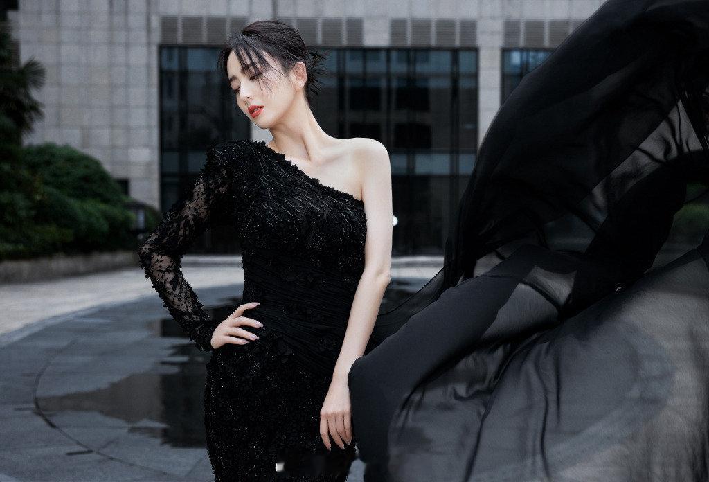 佟丽娅红唇黑裙高贵优雅