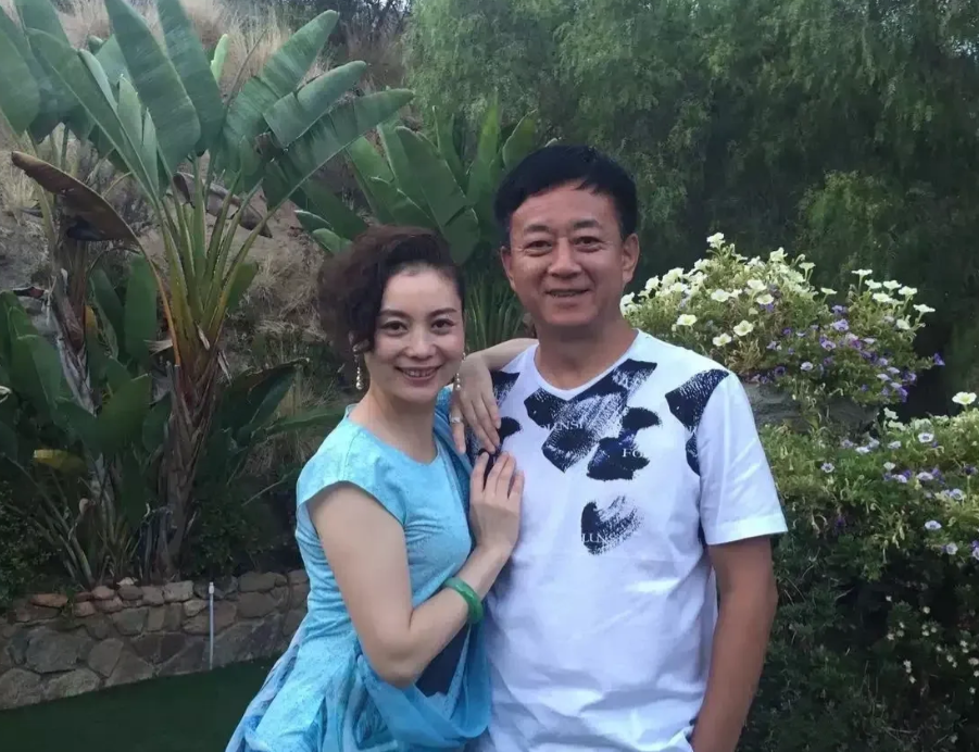 “央视主持朱军”和老婆去庭院游玩！他一身白色休闲装出镜，打扮得儒雅帅气。朱军与他