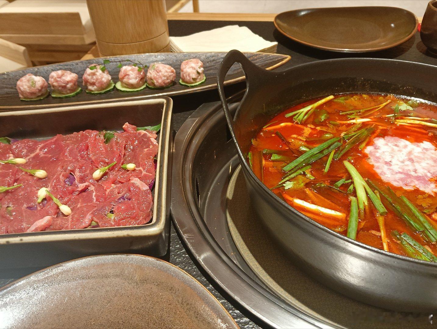 今天晚上吃的太饿了先开了一瓶酸奶，边喝边吃完了一包饼干蒸了四个买的北方大馒头，一