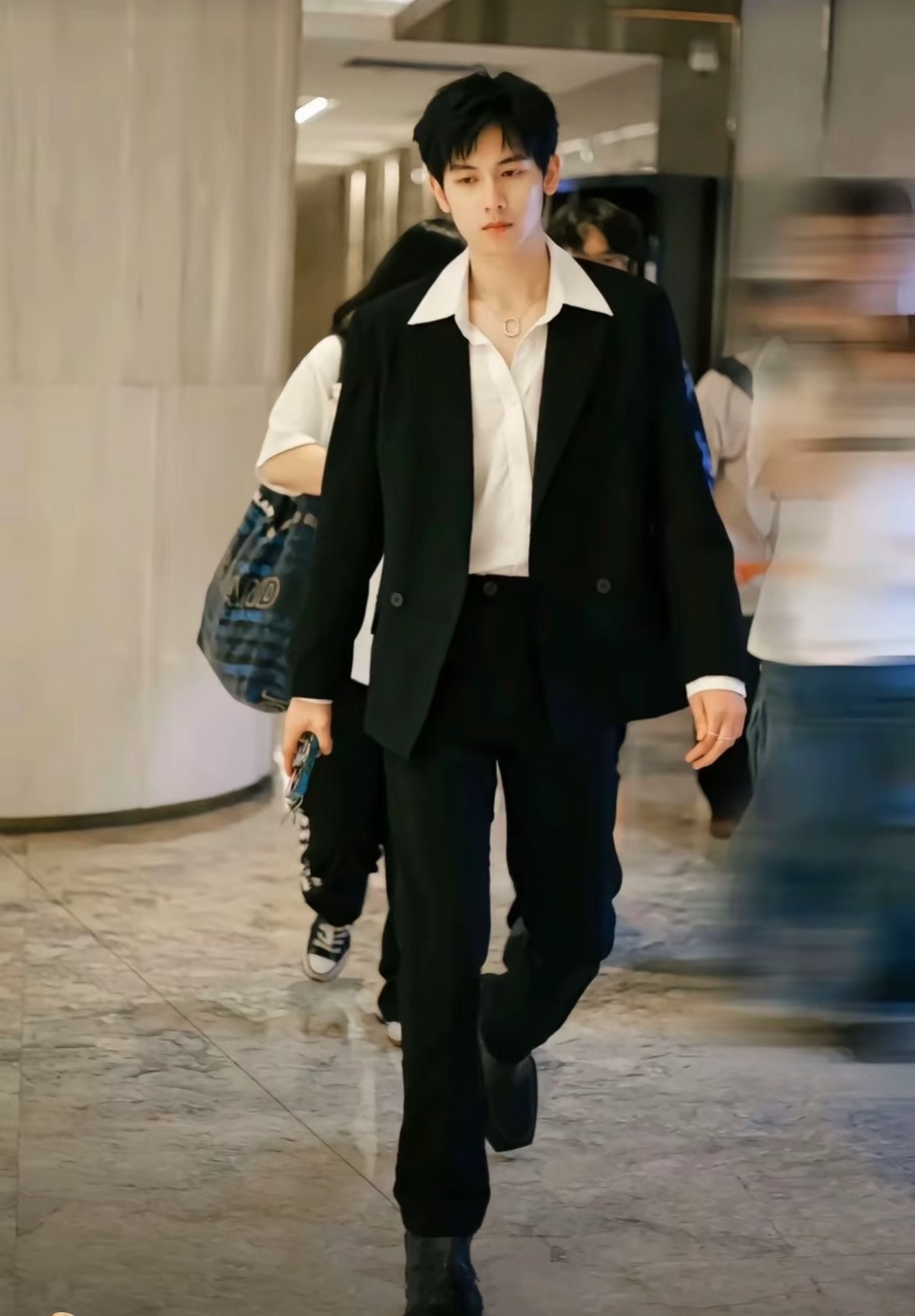 胡先煦内娱西装暴徒上新天呐噜！胡先煦这西装造型太鲨我啦，高级感扑面而来，利落剪