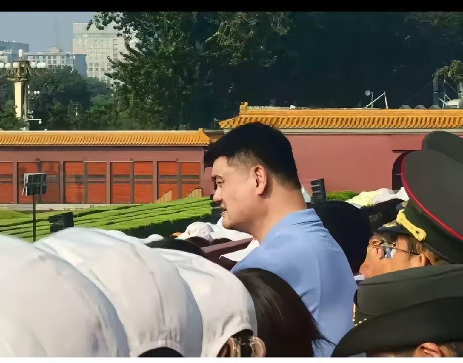 这个镜头最拉风，一枝独秀！这么大个靠前面坐，还不戴眼镜，坐他后面的人才无语，个小