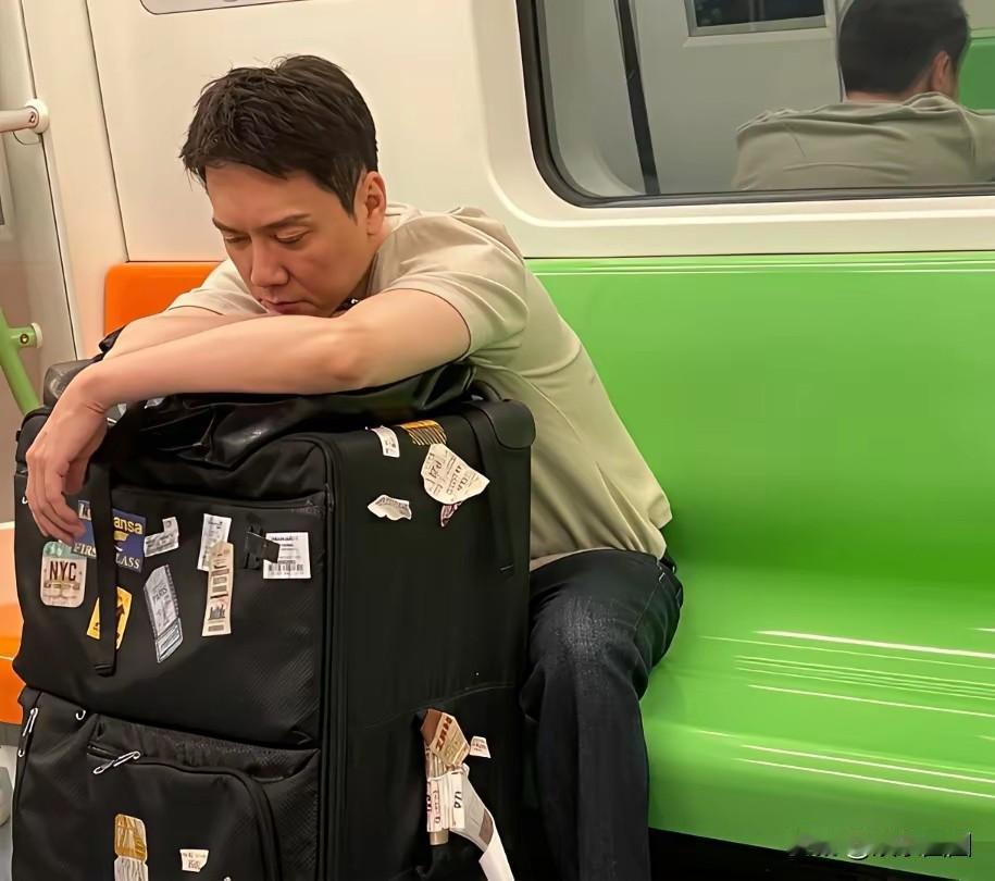 这人长得有点像赵丽颖前夫冯绍峰啊不过不是他吧他还会坐地铁吗？还一脸疲倦
