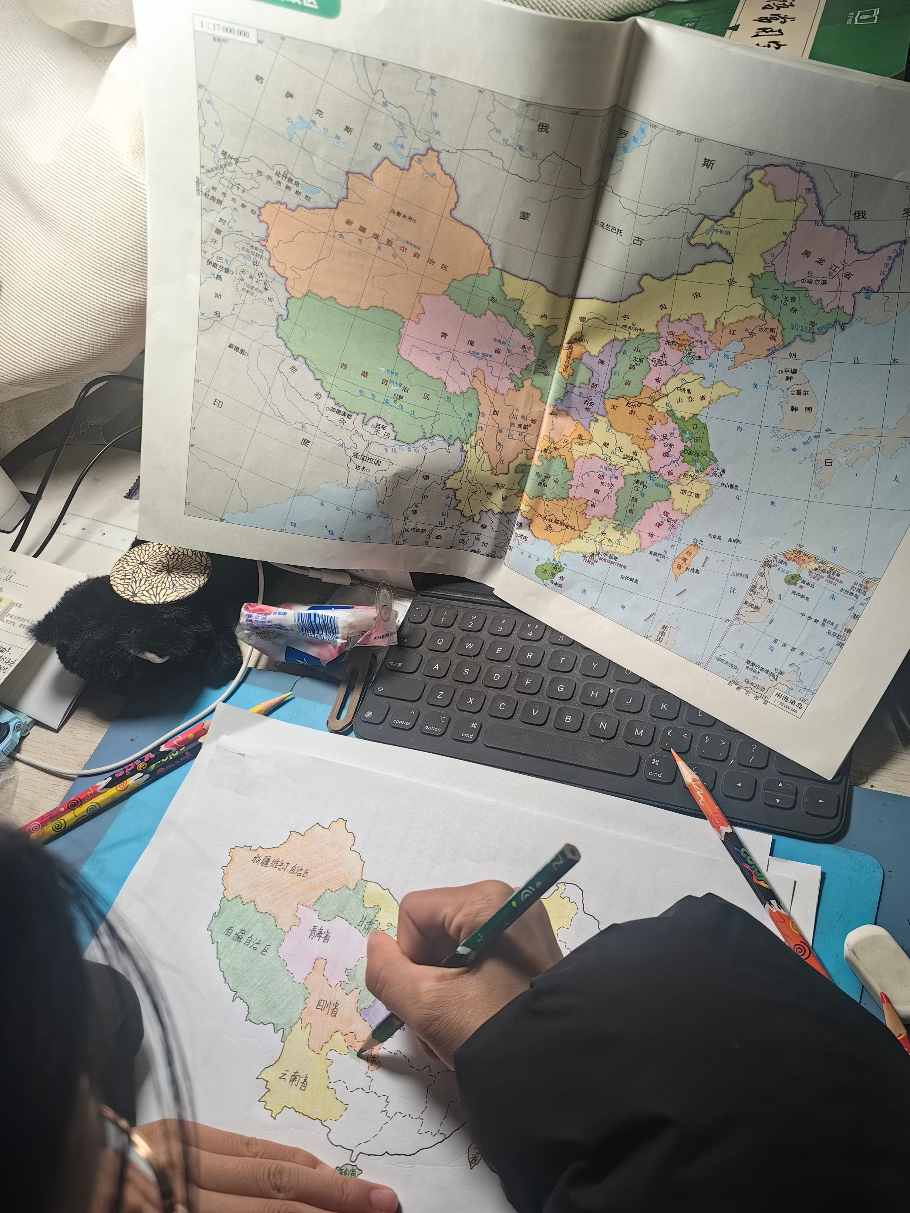 【成长记】今天跟我女儿吃饭时聊起一些旅游的话题，突然发现我这个路痴居然生了一个活