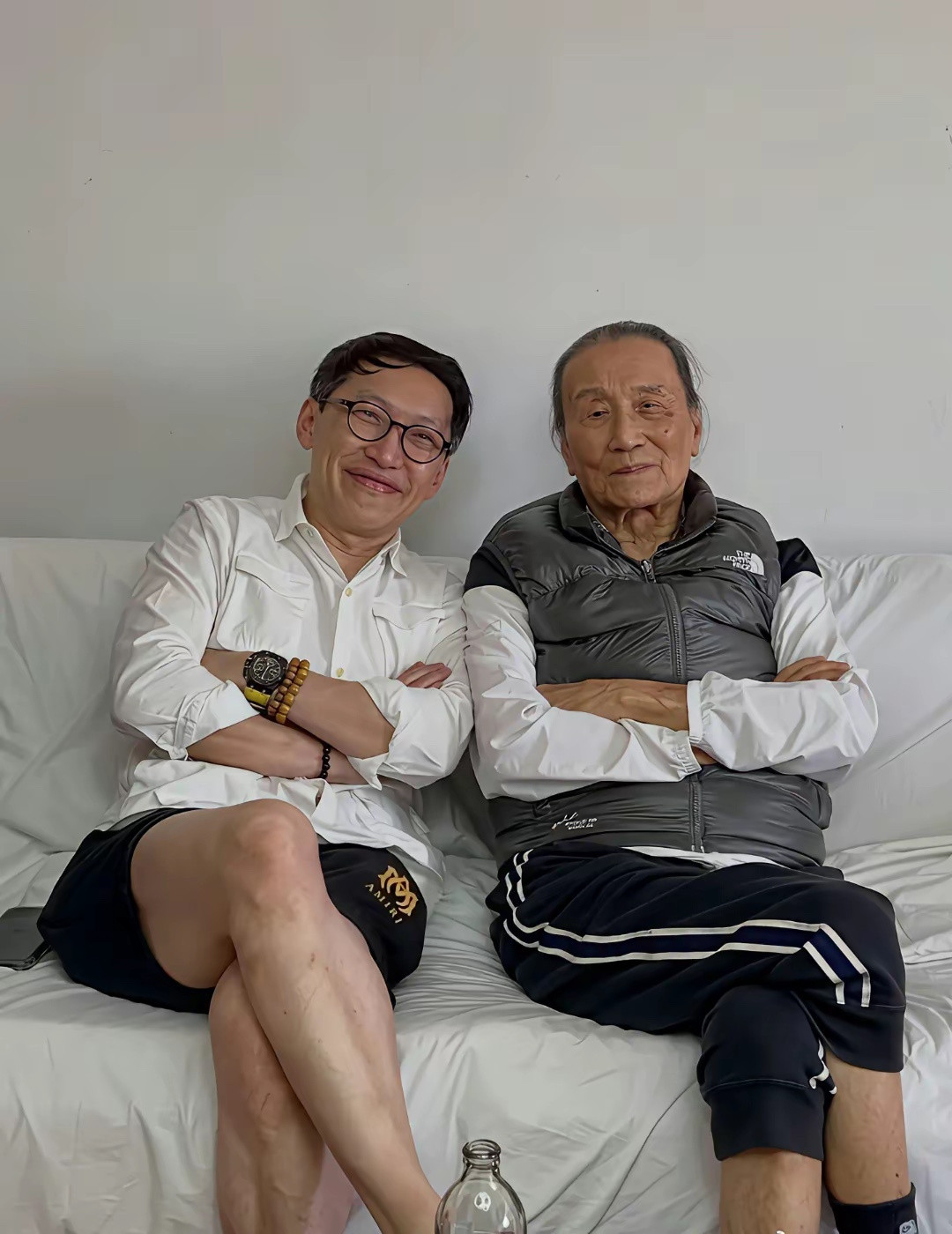 谢贤晚年居家照曝光，不戴墨镜样子和蔼慈祥，亲友轮流来豪宅探望！