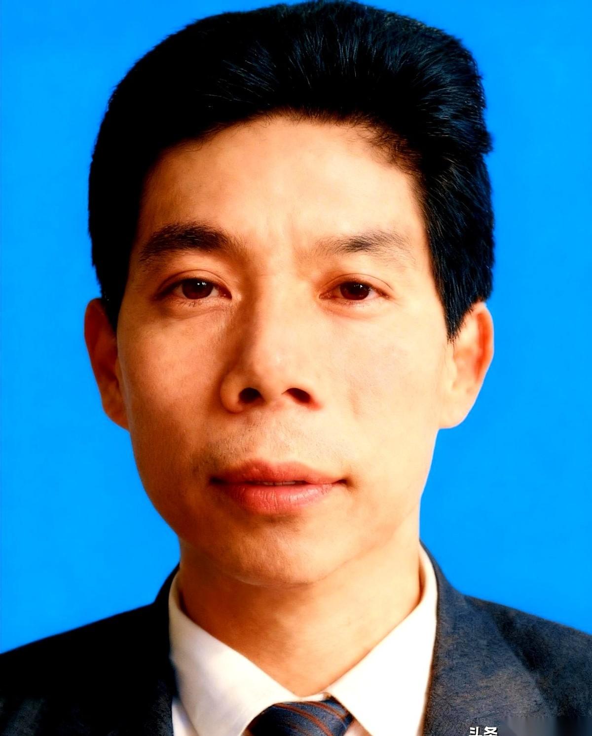 湖北松滋有个人，叫杜道新。他这一辈子，只跟一支“笔”打交道。最早，他的笔，是