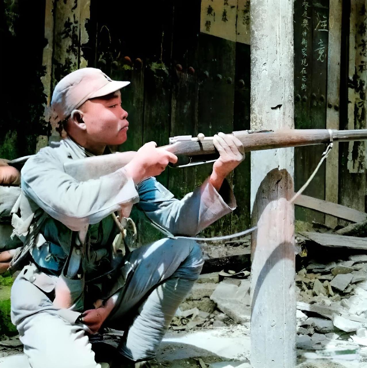 1938年，台儿庄战役中的一名中国敢死队员手持步枪与日军进行巷战。在战场上，他们