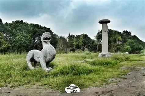 墓前石碑写着：我贵为楚王，但墓中空无一物，事实却与之相反这楚王的心思比筛子还多