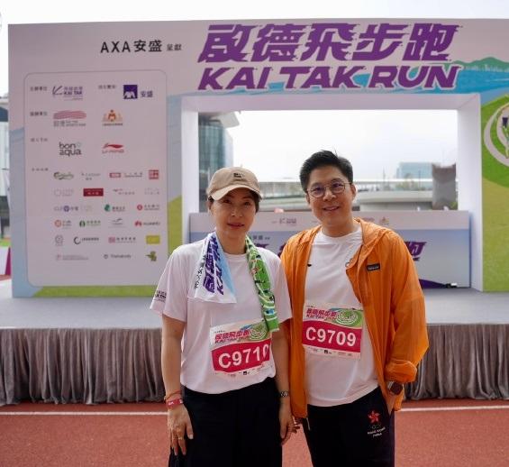 最近郭晶晶和霍启刚一起参加跑步活动，两位都穿了运动装，也都显得好年轻。郭晶晶