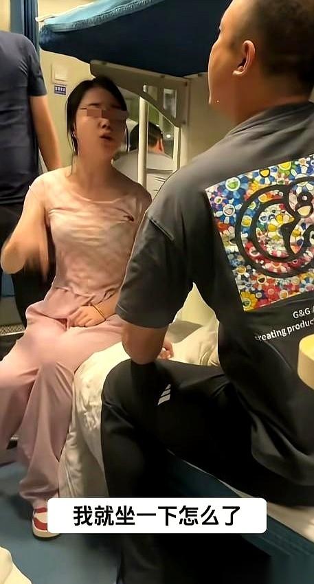 “你敢打我吗？”穿着粉色衣服的女人，屁股稳稳当当地坐在下铺，抬着下巴，冲着铺位