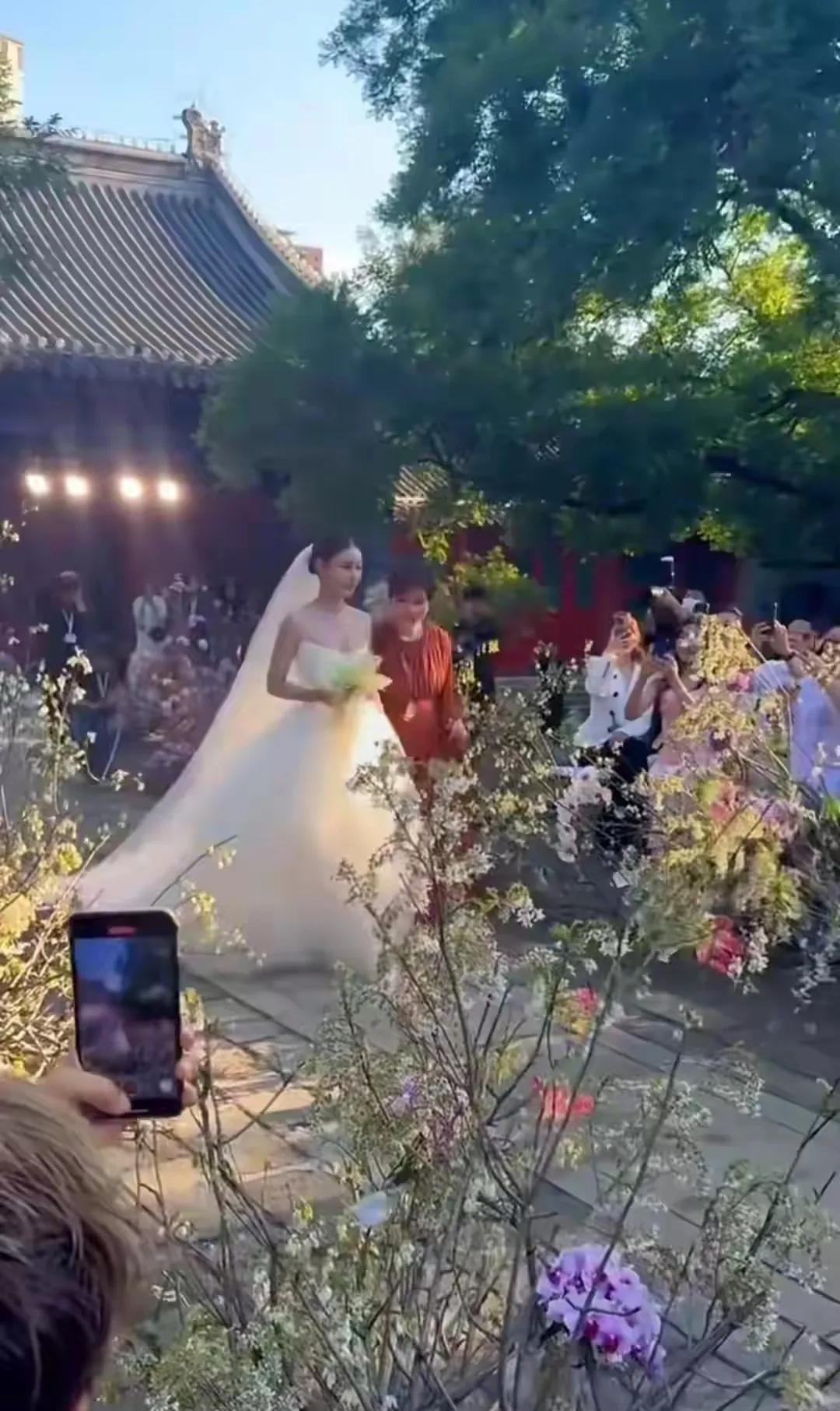 马筱梅这个普通的二婚女，竟然能嫁给以前的京城四少汪小菲，还真是不一般。看看马筱