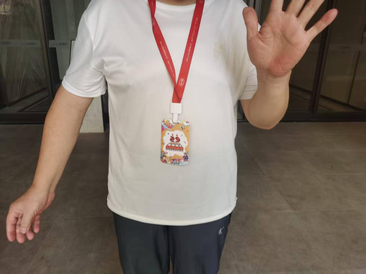 今中午吃过饭匆忙地坐电梯下楼，刚到楼下，迎面就碰到一位大爷，只见大爷和蔼地