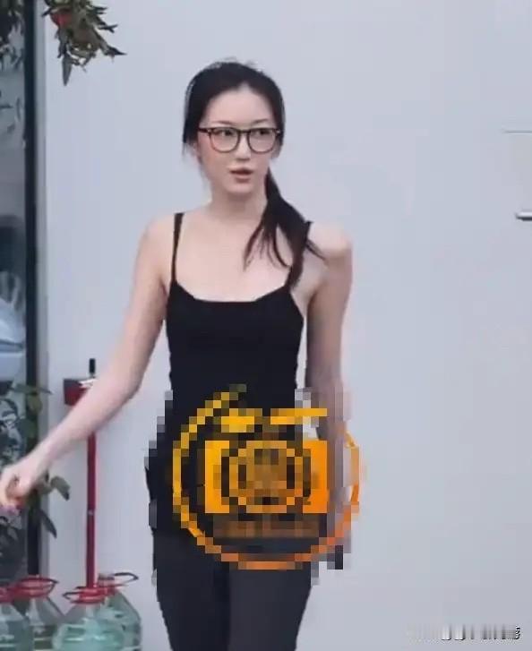 李嫣近日罕见曝光，素颜出镜的她五官愈发精致立体，曾经的“兔唇”痕迹几乎不见，整个