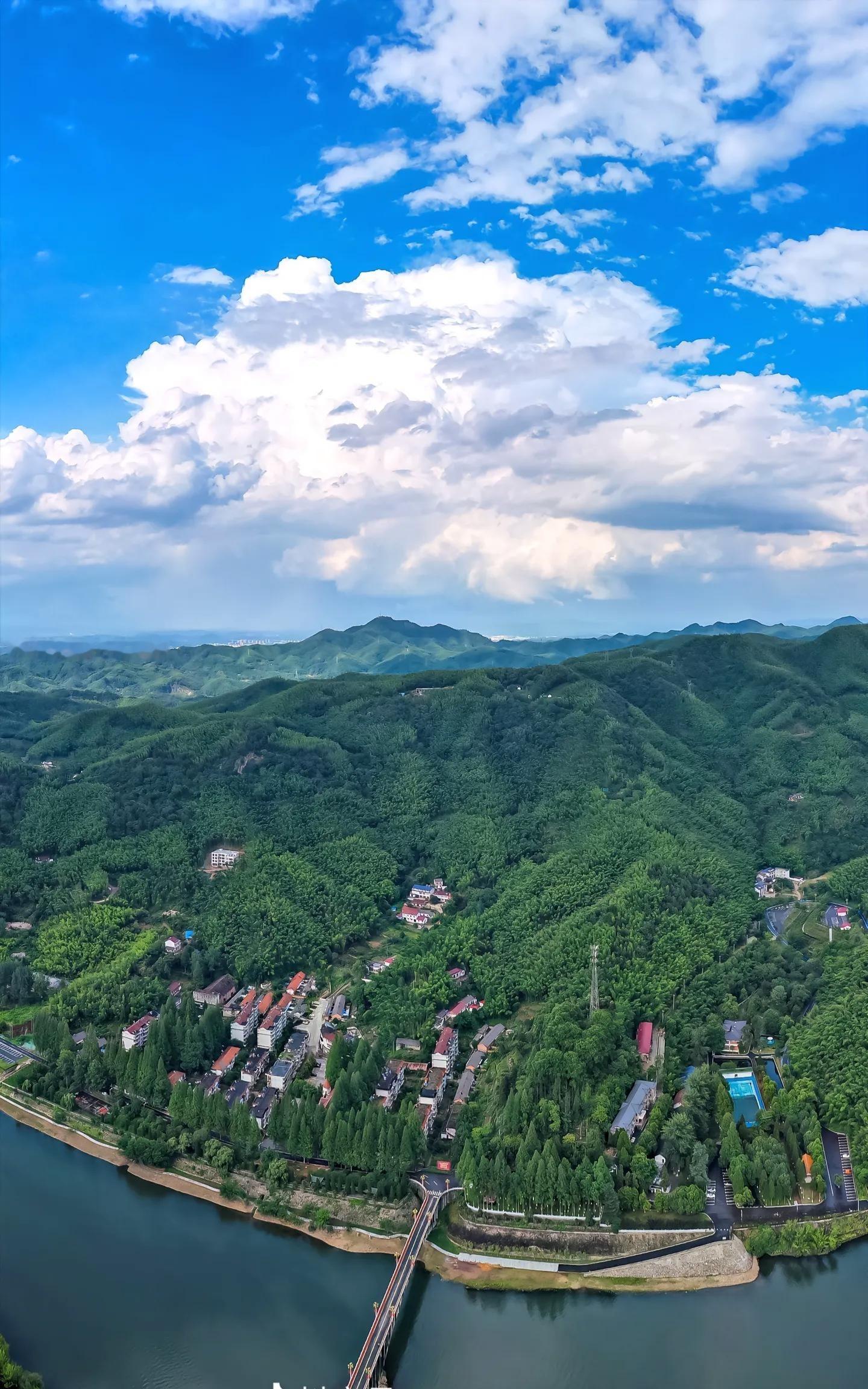这个电塔怎么没在位置上啊