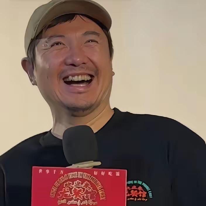 要不说人家能成功呢，就这一波回答，够学一辈子了。​沈腾问贾冰：聚会了没啊？贾