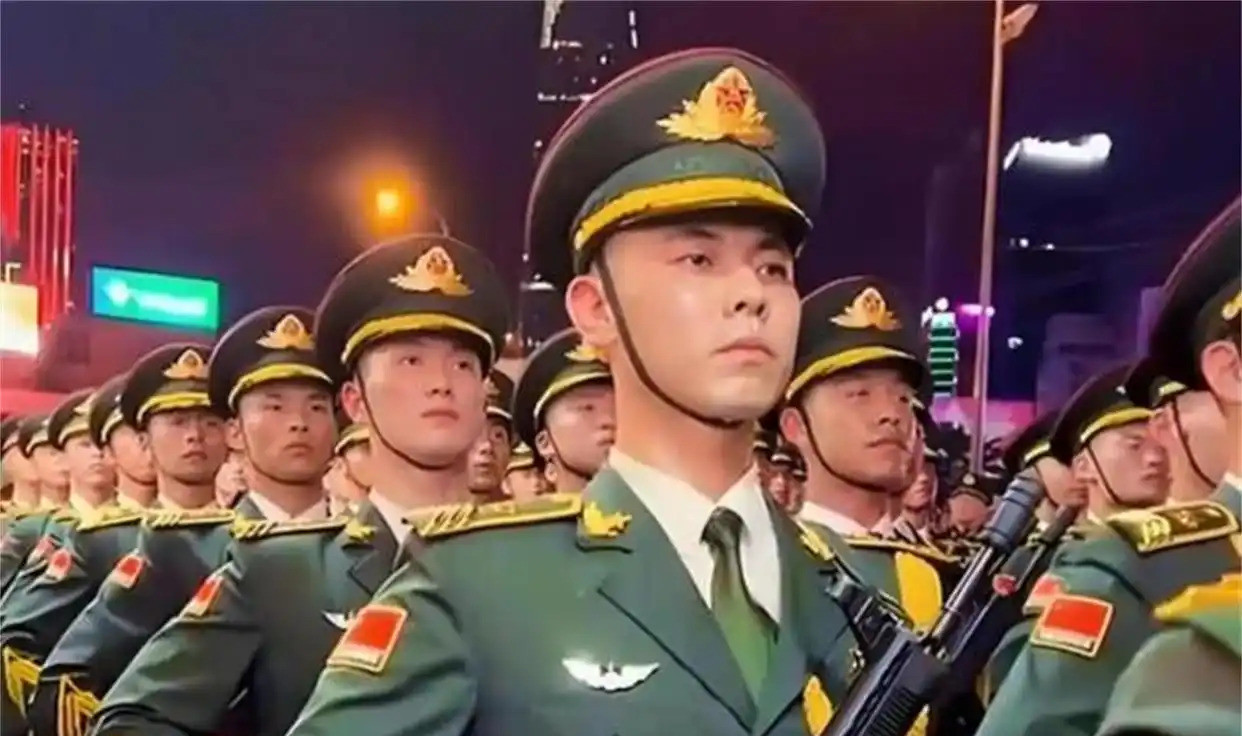 标题：越南人酸中国军人颜值你们知道吗？最近越南那边炸锅了