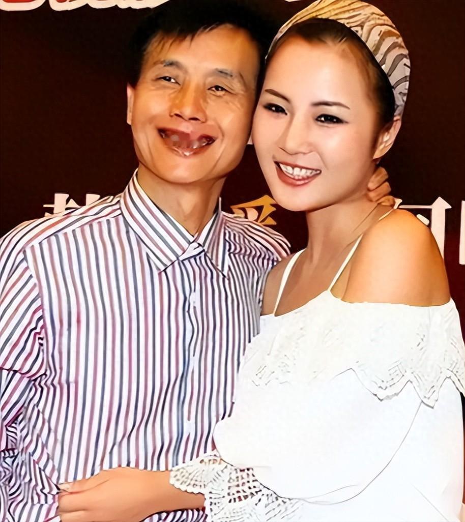 19岁姑娘嫁给大33岁干爹，怀着孩子办酒席，才过半年就被一脚踢开！广州201