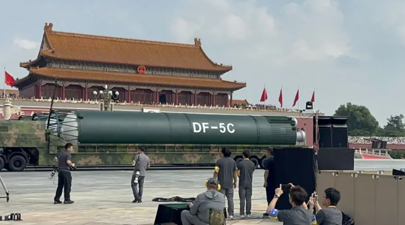一位美国华人表示，中国阅兵展示的武器装备，都是10年前的技术，阅兵结束之后，网络