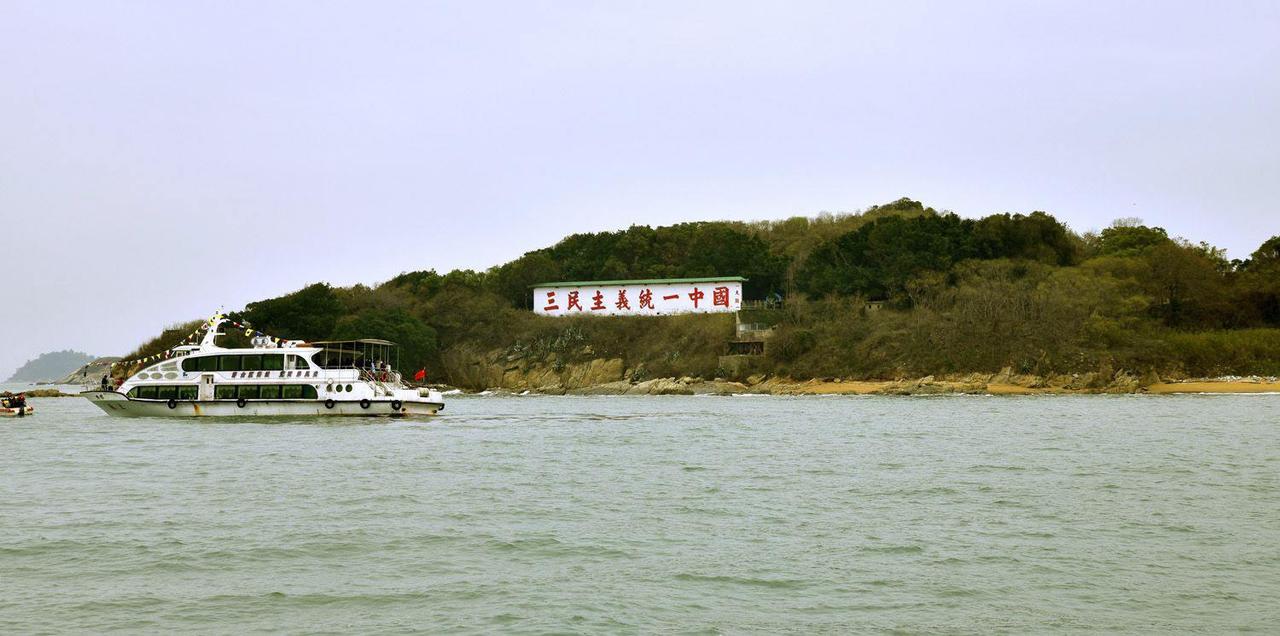 就在刚刚，“台独”官员带着7名反华议员闯进金门水域！7月9日，民进党