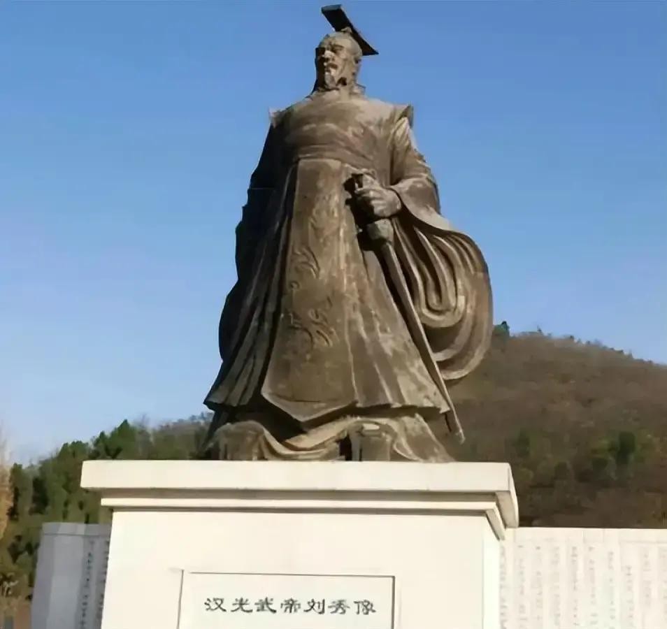 汉朝的西汉和东汉，严格意义上不是一个皇族血脉了公元25年，洛阳城里那把龙椅上坐着刘秀，论血缘，他离刚