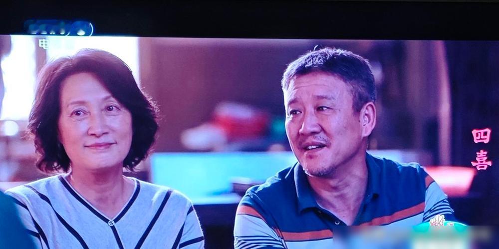 《四喜》，可能要弃剧了。本来冲着蒋欣、童瑶和一帮老戏骨的家庭戏来的，结果追了