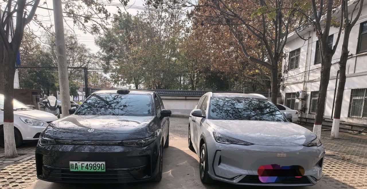 上周末和朋友出去露营了，他开着他的银河E5我开着我的零跑C10，这两辆车都算还不