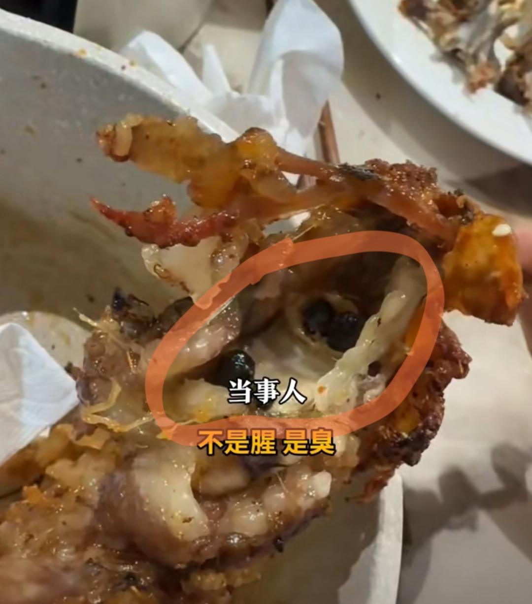 这也太恶心吧!近日，四川内江某女士在某酒店吃烤羊肉没吃完打包回家结果…在家打开