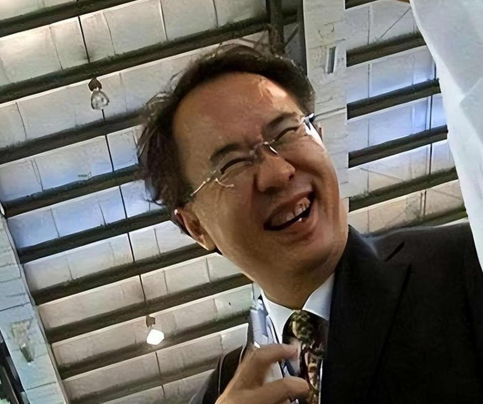 他顶着国际头衔抹黑祖国，拿民族伤痛博眼球。随后伪装“军事专家”赚取利益。东窗事发