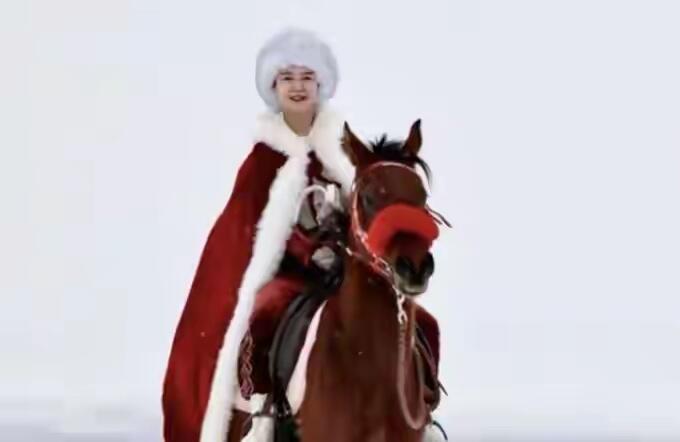 太突然了。那个曾经在雪地里策马奔腾、为新疆旅游和农产品代言爆红网络的贺娇龙，因意