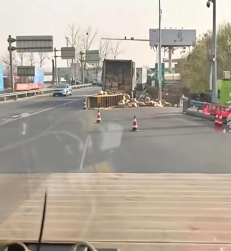 就是因为不专业，导致一个家庭就这么没了一位山东货车在经过河南商丘双八收费站的时