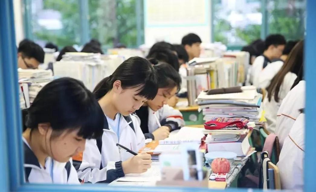 近日，中央明确规定：从明年起，将对普通高中进行扩招。这一消息，对于大多数家长来说