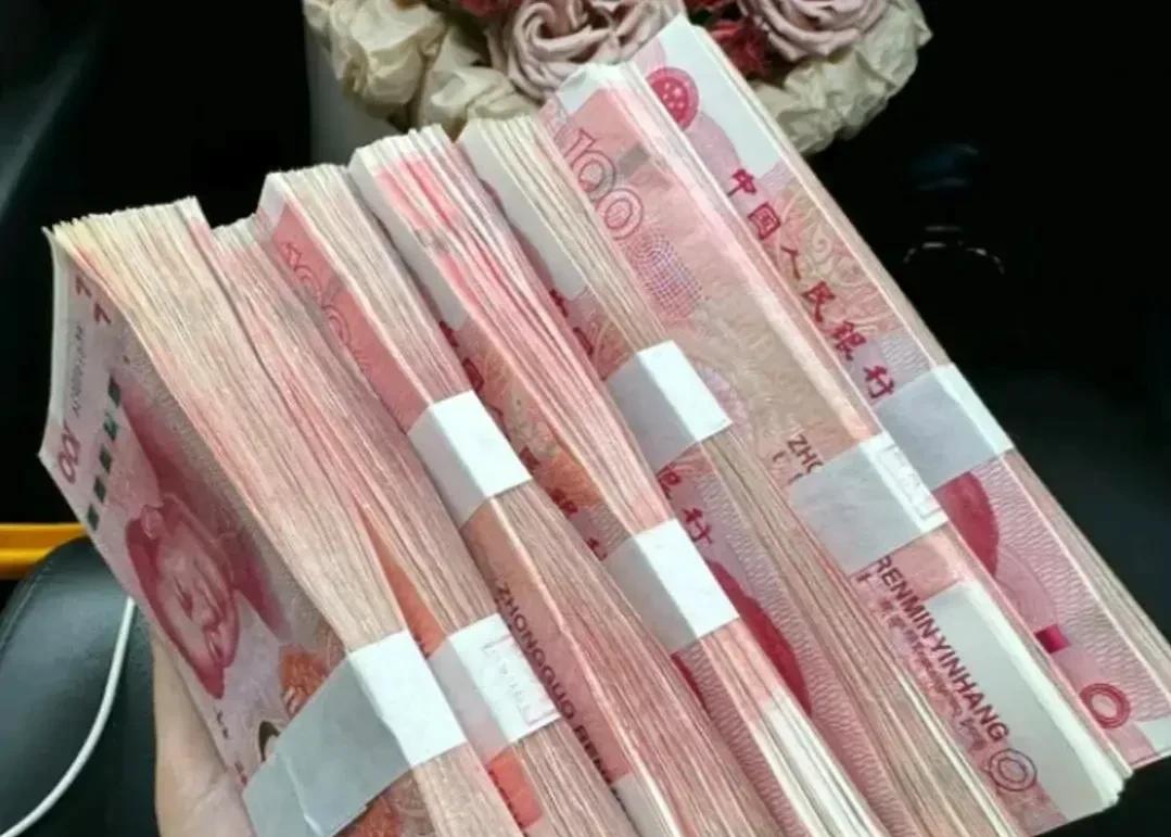 湖南常德，男子在国企工作了30年，买断工龄下岗后，他很快就把补偿金花光了。男子只