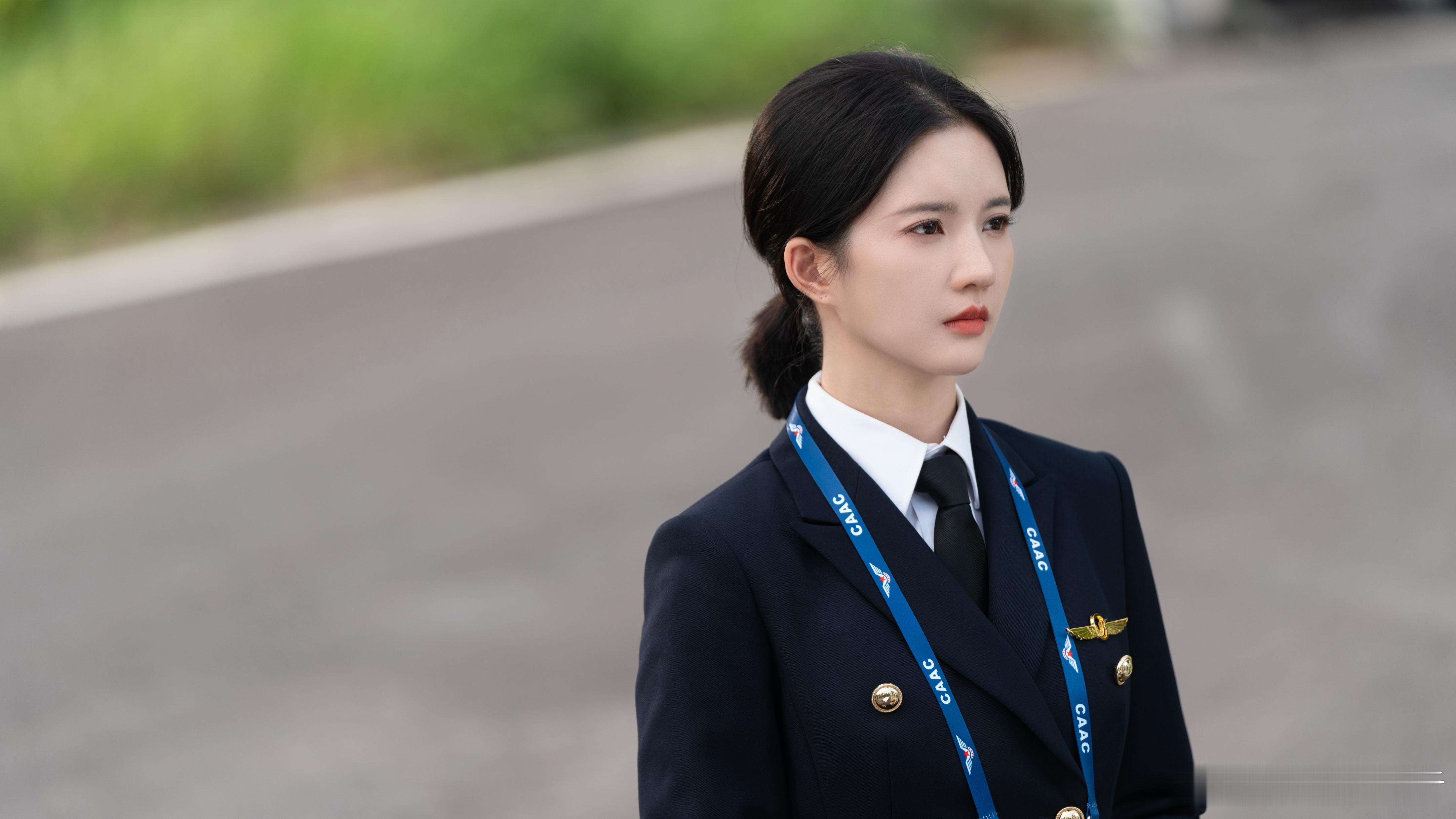 刘些宁为拍戏学开飞机谁能想到现偶剧演员为了角色直接解锁开飞机新技能，一个多月的
