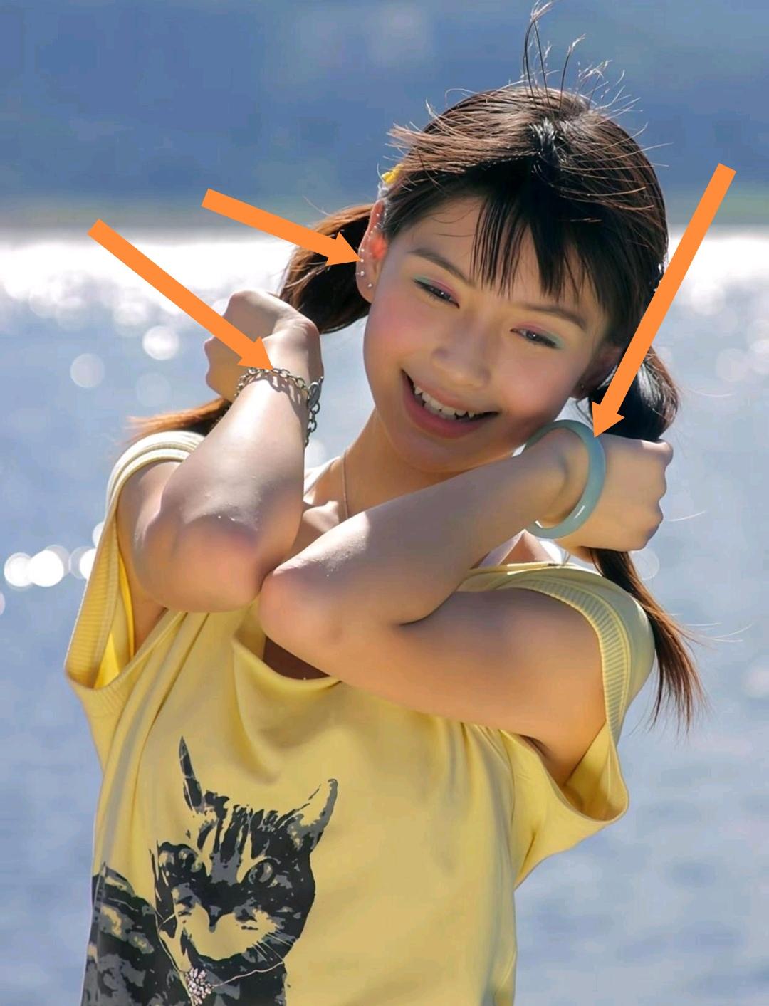 看Angelababy刚出道时的旧照，真的特别接地气。一只手戴玉，另一只手又戴着