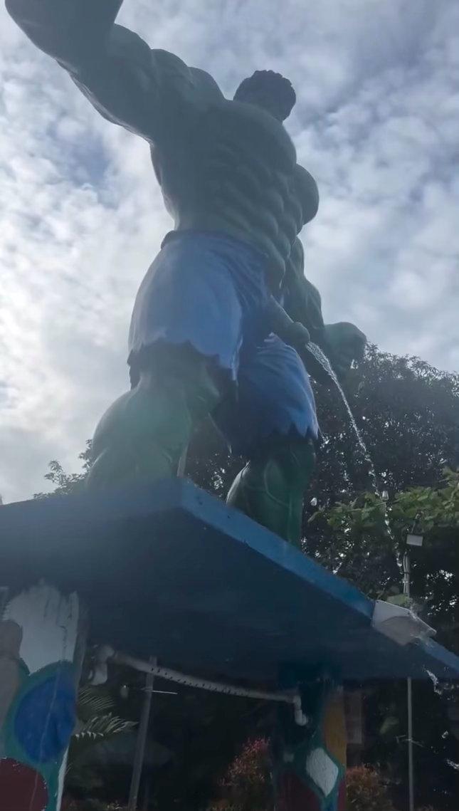 菲律宾的一座绿巨人雕像。