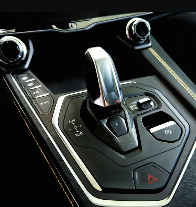 挺喜欢的内饰的内饰挺喜欢的，25款减去了很多机械按钮感觉还没现在的好看虽然无线