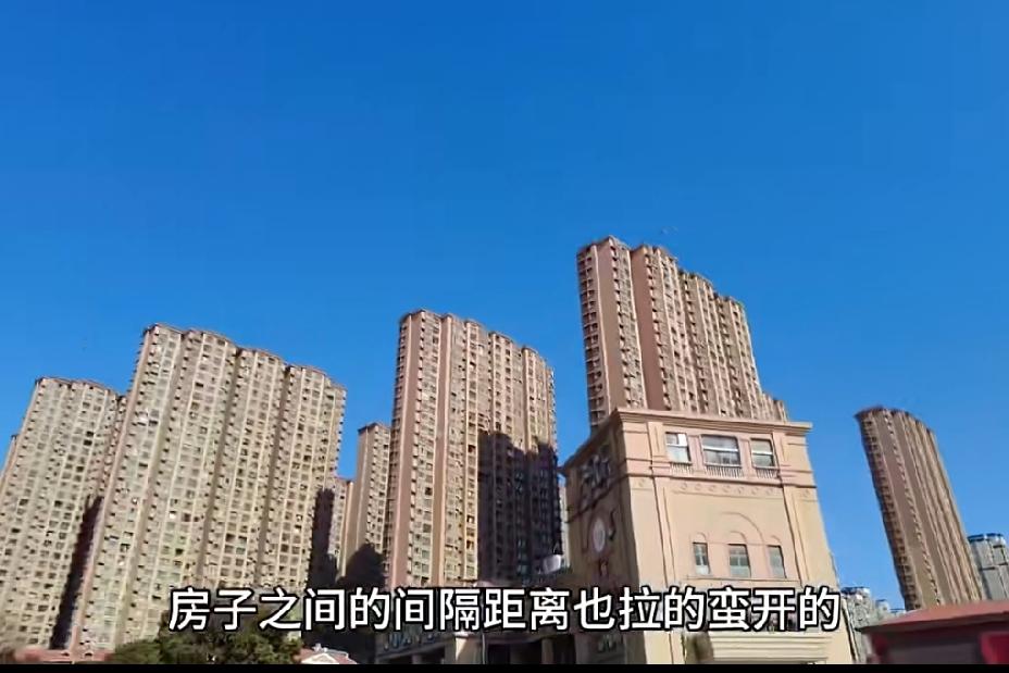 太霸气了。合肥这个小区简直大到离谱，竟然相当于三个北京故宫，你敢信吗？一走进这