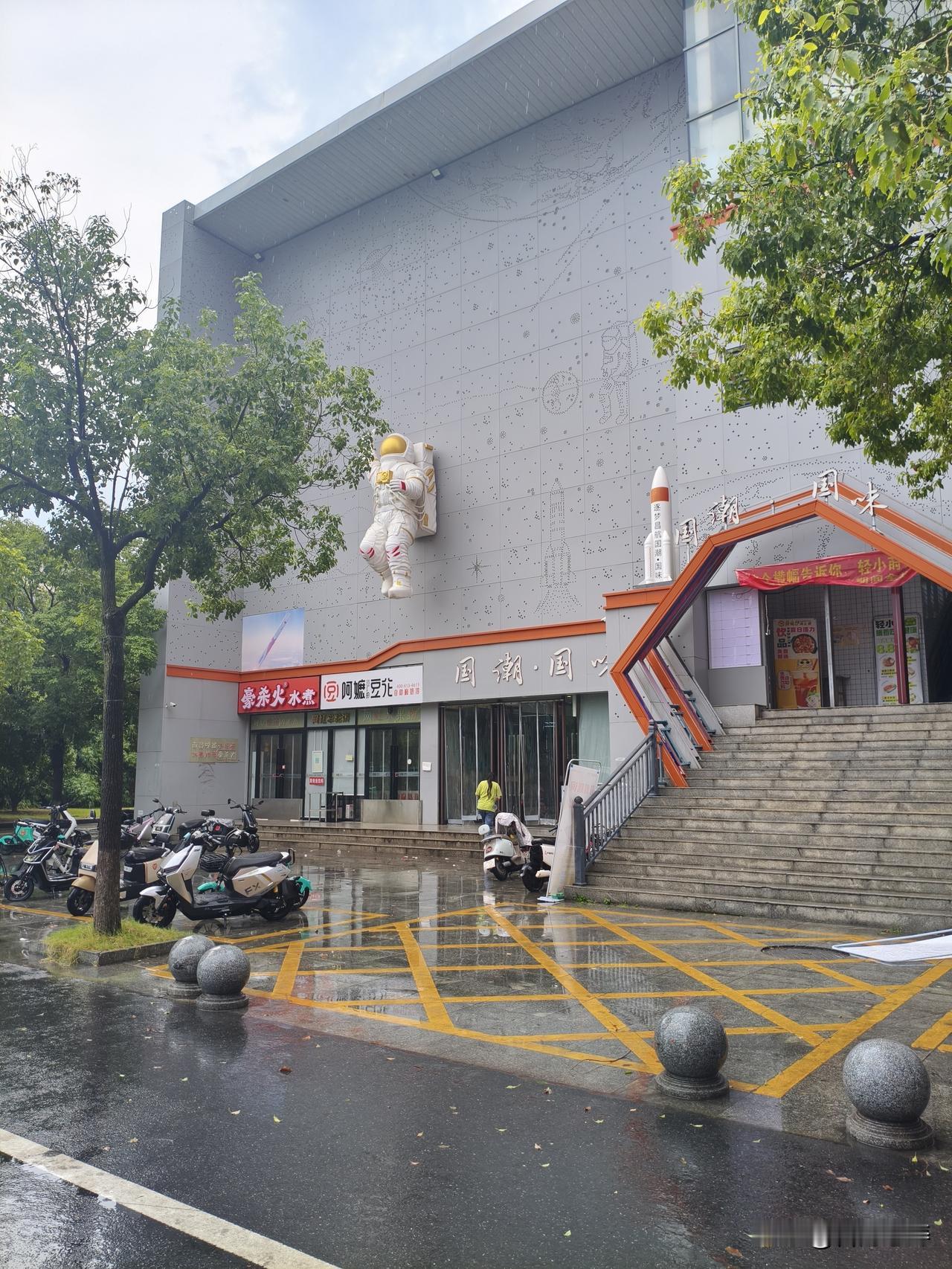 上海特斯拉超级工厂的一名产线组长在内部讨论中提议“加强普通员工工作时间以提升产量