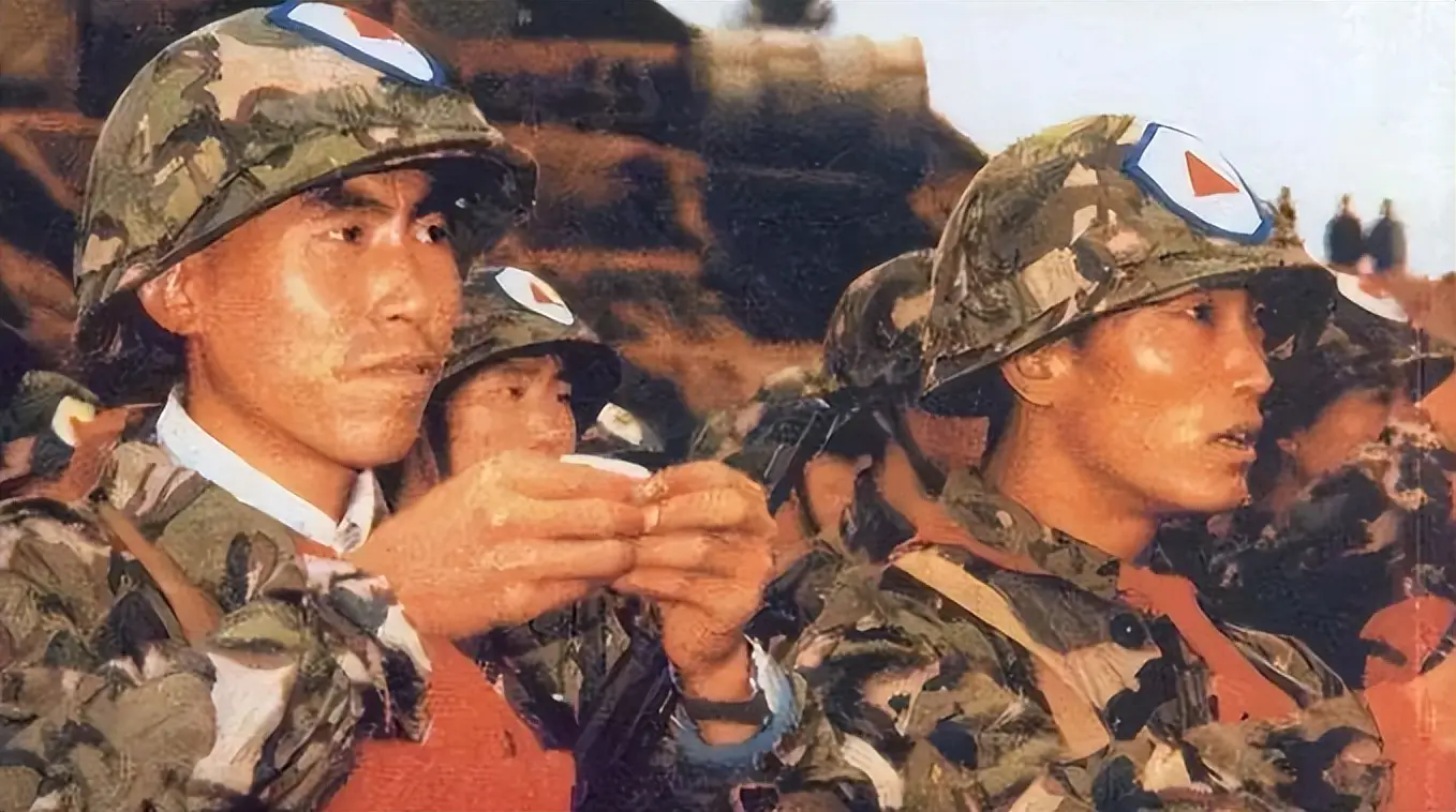 1986年老山前线，我军战士李谋仁，被3个越南特工用石块打昏，拖往越方。拖行不到