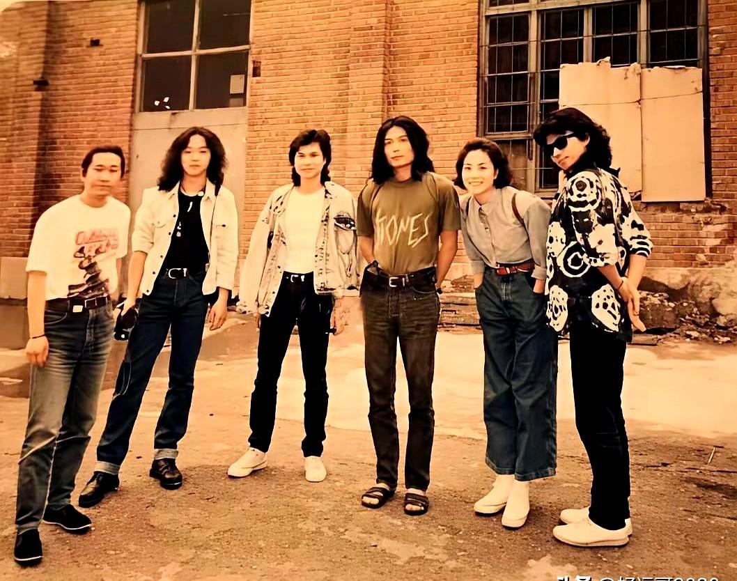 一张合影，直接拆散了当年的顶流摇滚乐队。故事得从1991年说起，王菲才22岁