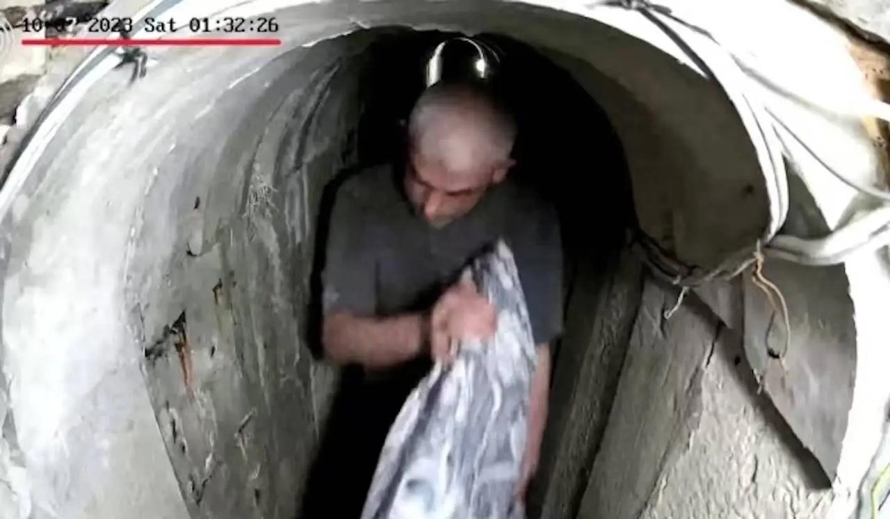 哈马斯最高领导人辛瓦尔被杀后，辛瓦尔保镖成功突围活了下来，在废墟地道潜伏22个月