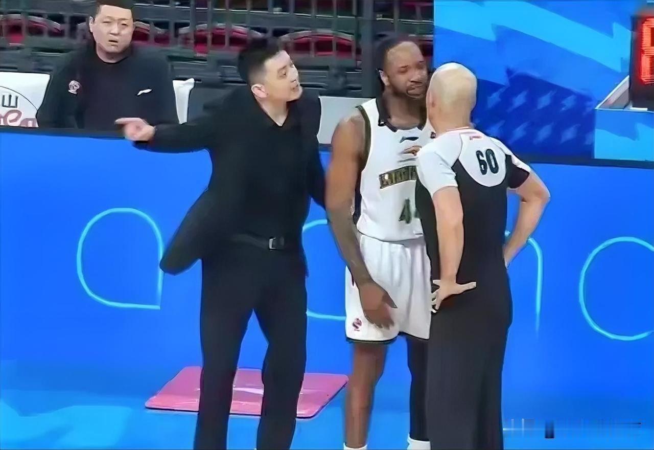 辽篮大战北京队强度拉满，杨鸣被驱逐，裁判抢戏又成主角，辽宁队虽然输球仍值得期待。