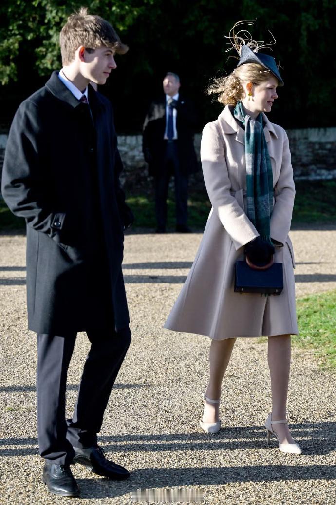 前两天在圣诞弥撒上，英国露易丝小姐（爱德华王子的闺女，查尔斯的小侄女）穿的驼色大