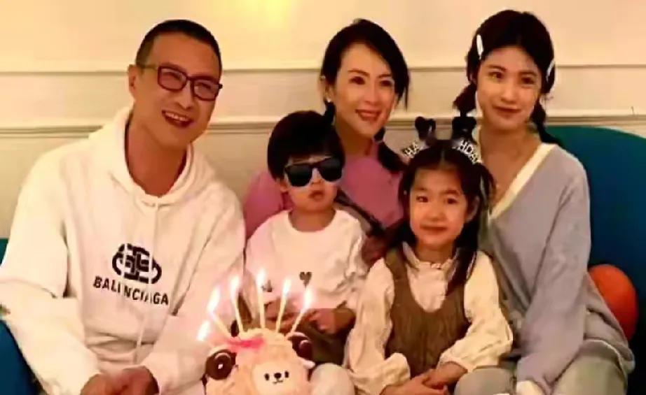 汪峰带四娃现身机场，二女儿“眼神杀”引热议！7月27日，汪峰