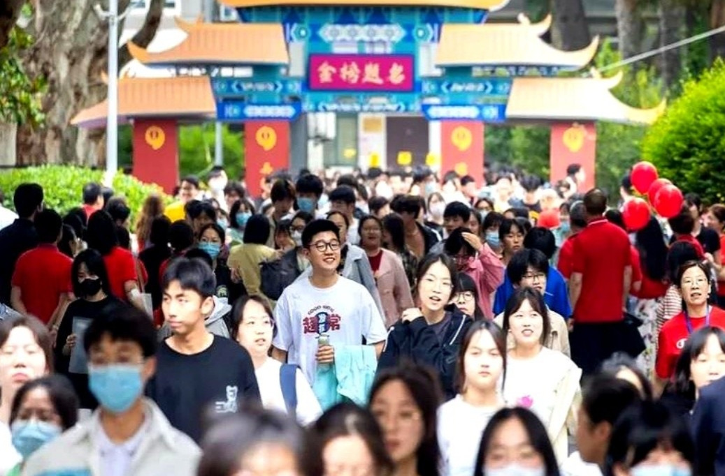 其实大部分孩子考不上本科真不是不努力今年1342万人高考本科只招450万算下