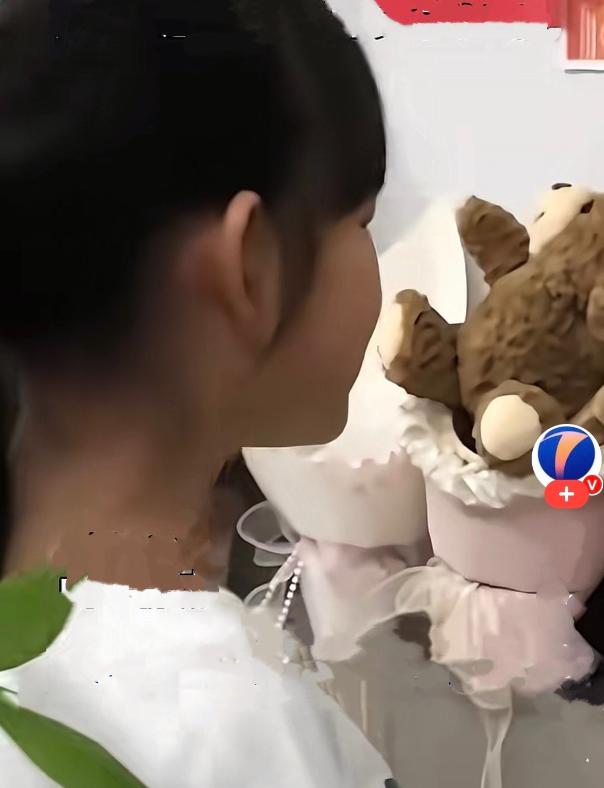近日，山东聊城一初中女孩跟爸爸撒娇商量：“爸，我闺蜜爸妈不在家，她一个人害怕，我